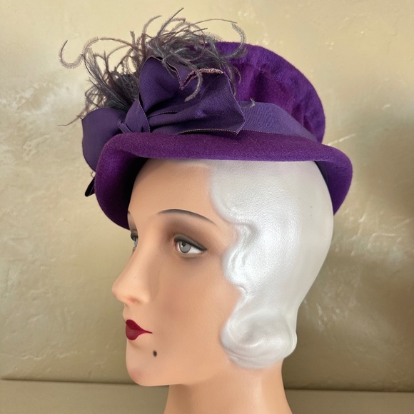 STELLAR 1940s' PURPLE HAT WITH GATHERED CROWN, GROSGRAIN TRIM + OSTRICH FEATHERS - Picture 8 of 14
